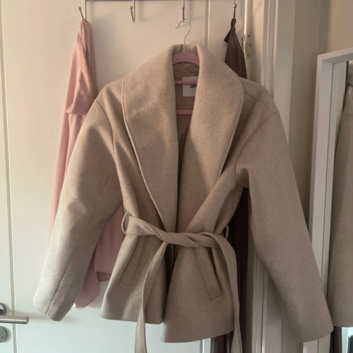 Beige kappa med bälte