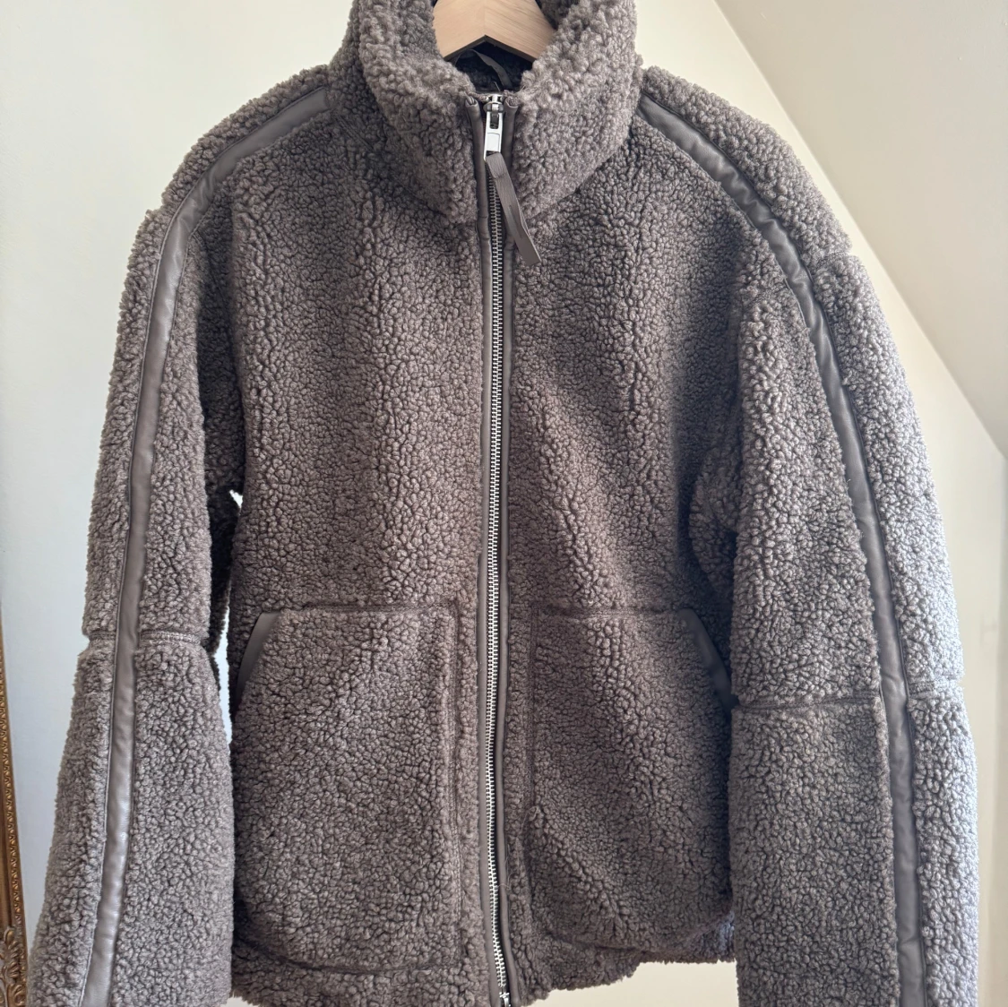 Brun teddyjacka från H&M - 1