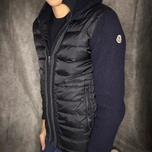 Moncler cardigan  - Mycket fint skick | Size L passar S| Följare får 100 kr rabbat | fraktar spårbart inom 24 timmar med PostNord eller instabox | 