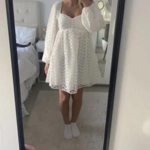 Vit klänning - Superfin blommig klänning från NA-KD som bara är använd 1 gång!! Som ny utan prislapp. Perfekt som studentklänning!!