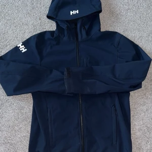 Mörkblå vindjacka från Helly Hansen -  mörkblå vindjacka från Helly Hansen 
