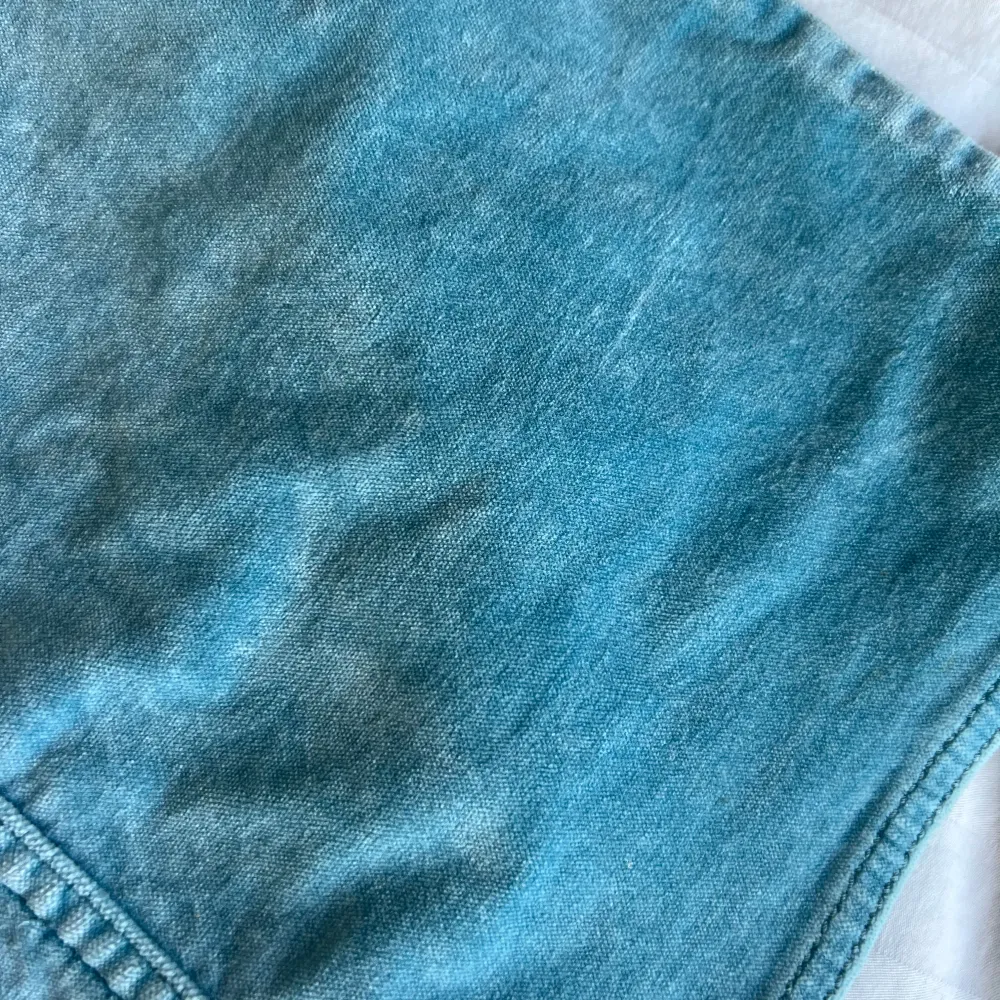 Supersnygga lågmidjade bootcut jeans i ett lite speciellt material som inte riktigt är som denim, visas lite tydligare på sista bilden.. Farkut & Housut.