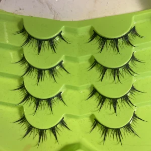 fransar - 4 pack med jättefina typ manga fransar, säljer för ja ej använder fransar längre o alla är oanvända, de va tidigare 7 pack men jag klippte bort den delen med fransar jag använt 