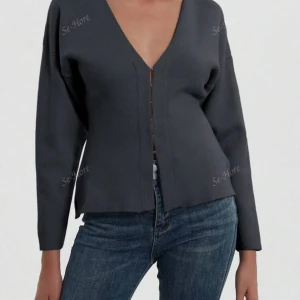 Mörkgrå kofta med v-ringning - Snygg mörkgrå kofta med v-ringning och långa ärmar. Perfekt för en stilren look, kan bäras öppen eller stängd. Passar bra till jeans eller kostymbyxor! nypris 289kr. bara testad