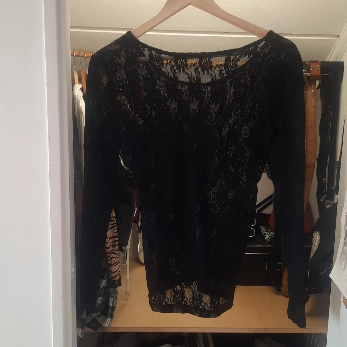 Svart spetsblus med lång ärm - 1
