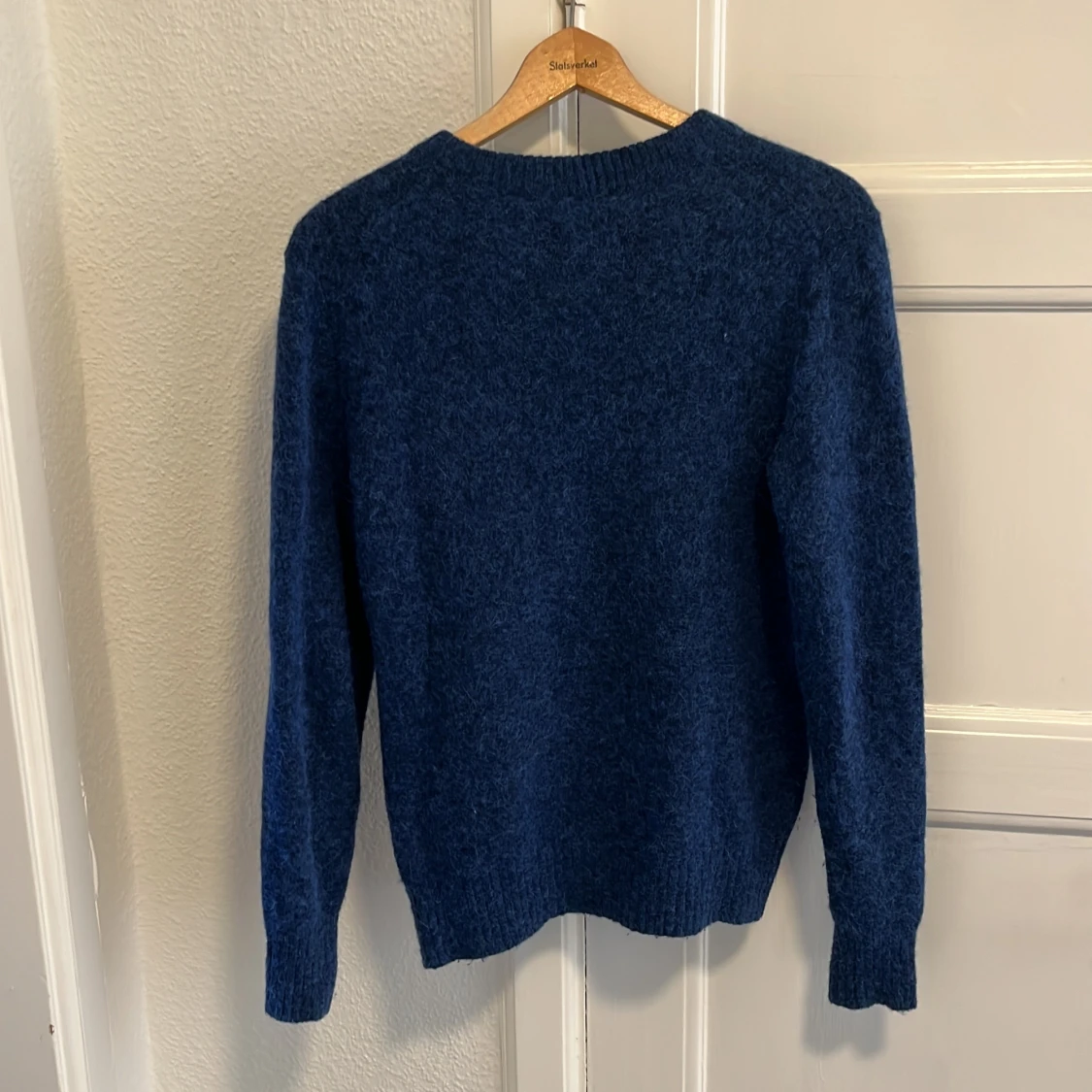 Blå stickad tröja från Arket - 1