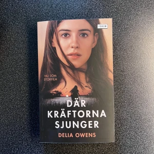 Där kräftorna sjunger - En gripande roman om naturens krafter och ensamhet, nu även som storfilm. Perfekt för dig som gillar spänning, känslor och vackra miljöer. Boken har hyllats av både läsare och kritiker världen över.
