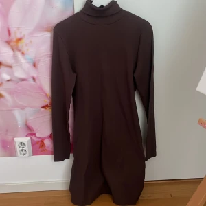 Brun poloklänning från BikBok - Mörkbrun långärmad klänning från BikBok med polokrage. Enkel och stilren design som passar perfekt till hösten. Klänningen har en rak passform och är tillverkad i ett mjukt material. Klänningen säljs pga används inte. ❤️