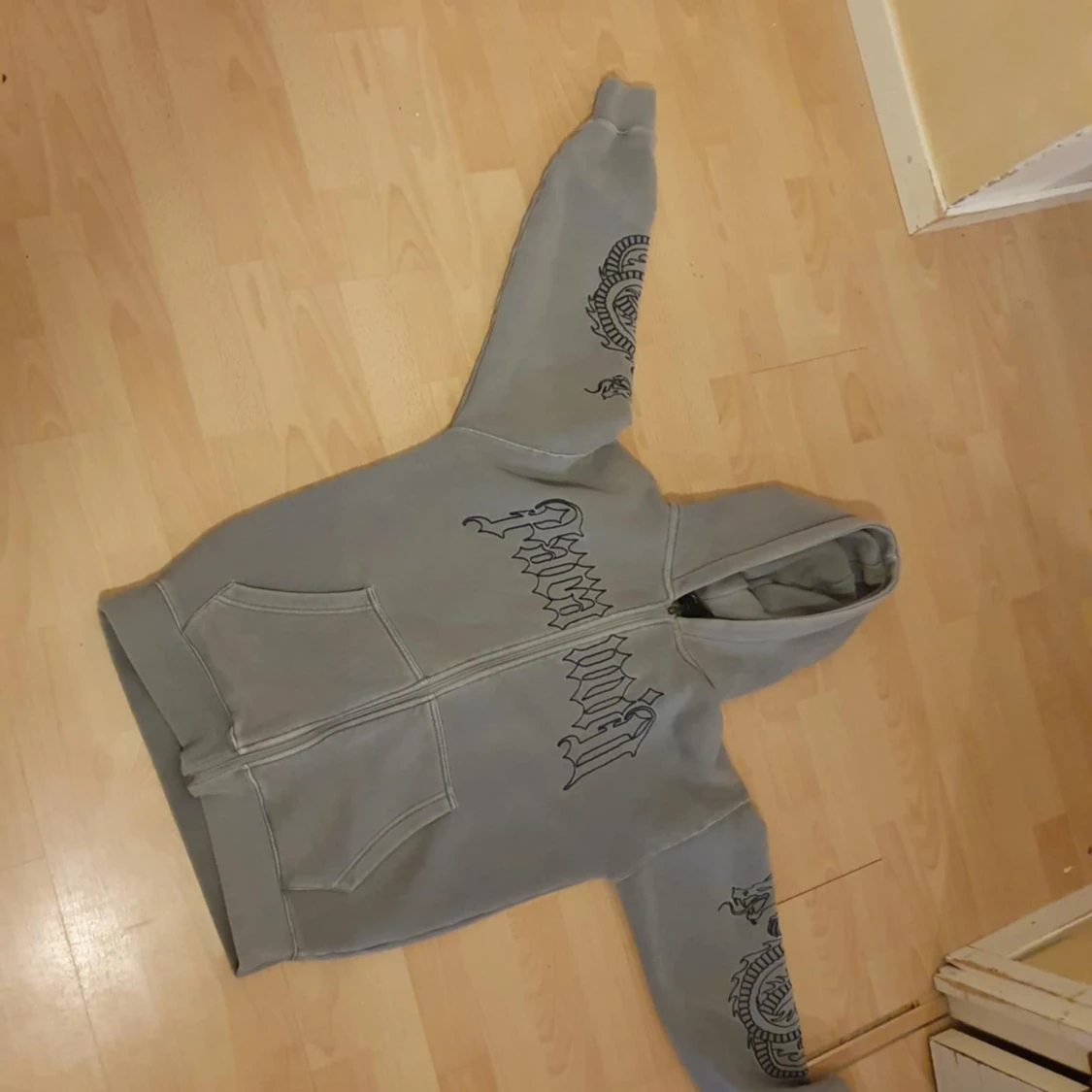 Grå hoodie från Squad med tryck