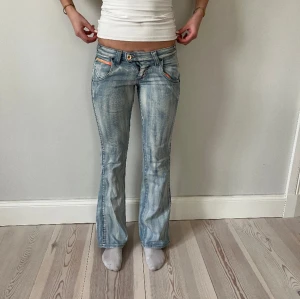 Lågmidjade jeans  - Jeans nr: 1  Midjemått(rätt över): 36 Innerbenslängd: 80 Modellen är: 170  Skriv om ni har några frågor💗//Perfectjeans