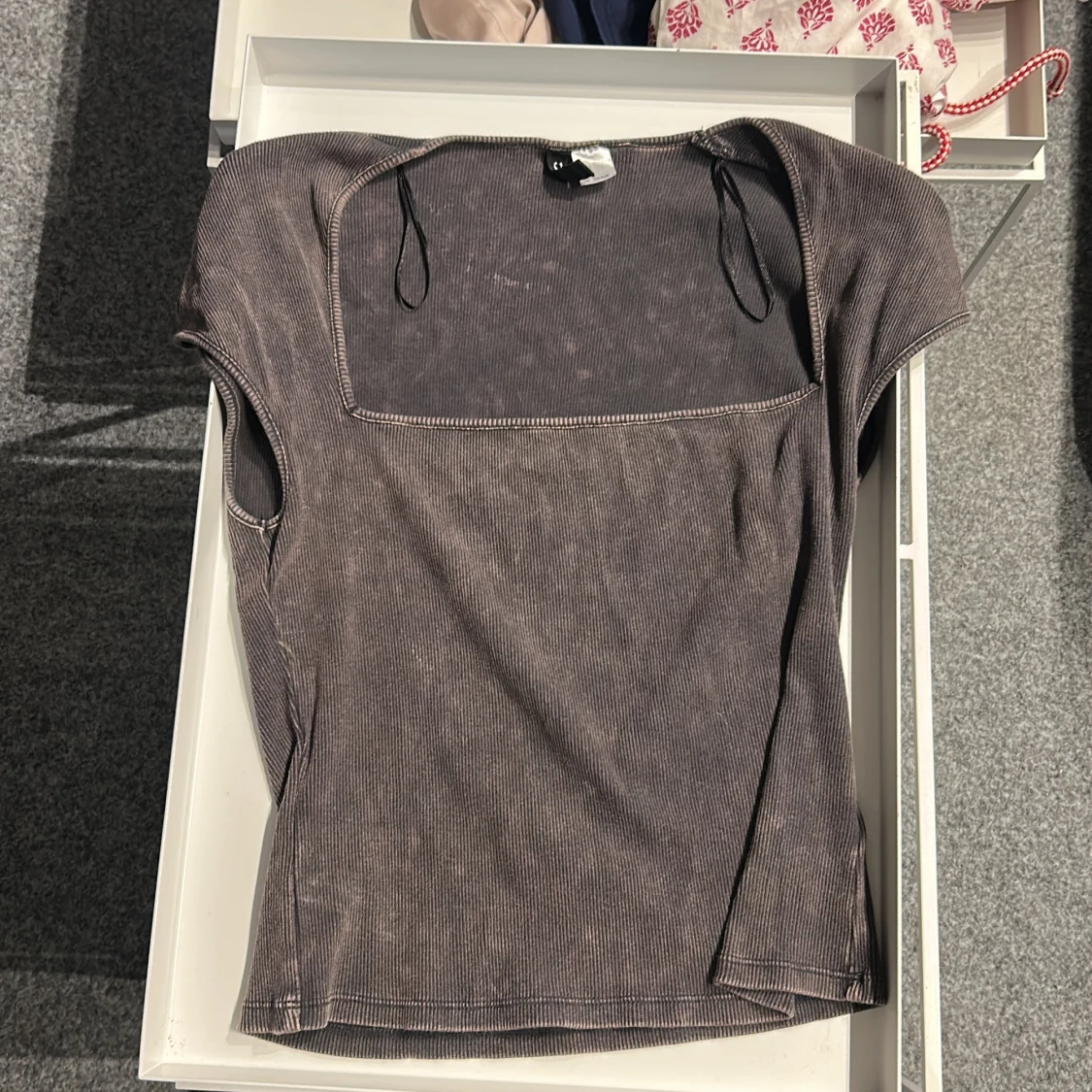 Grå ribbad topp från Divided