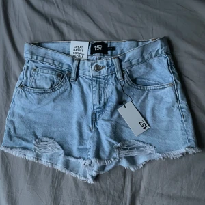 Ljusblå jeansshorts  - Oanvända med alla lappar kvar