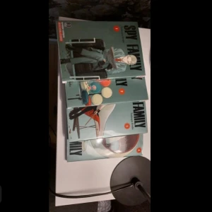Spy X Family 4 st manga böcker - Thai - 4 st manga böcker på thailändska! 