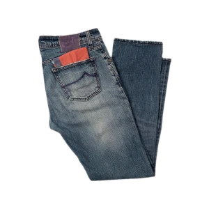 Jacob Cohén Jeans - Blågråa Jacob Cohén Jeans i väldigt bra skick. Kan skicka modellbilder vid förfrågan. Äkta med Jacob Cohén duk samt skydd av registrerat bolag