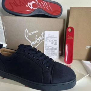 Mörkblå  sneakers från Christian Louboutin - Säljer ett par mörkblå  sneakers från Christian Louboutin i mocka med klassisk röd sula. Skorna har rund tå, platt sula och mörkblå snören. Perfekta för dig som gillar stilrena och exklusiva skor med en ikonisk touch.
