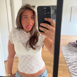 Vit topp - Säljer min vita genomskinliga topp med ett coolt mönster❤️‍🔥