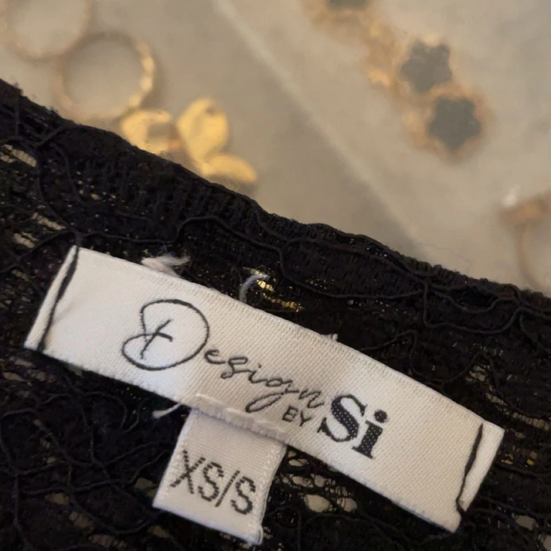 Svart spets tröja från Design by Si - 2