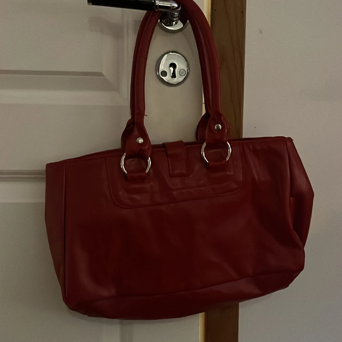 Röd axelväska i syntet - 2