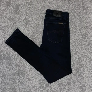 Nudie Jeans - Nudie Jeans i modellen High Kai. Jeansen är i mycket bra skick, som nya! Modellen på jeansen är i slim fit.