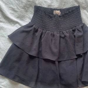 Svart volangkjol från Chelsea - Supersöt svart kortkjol från Chelsea. Endast andvänd sommaren 2022.