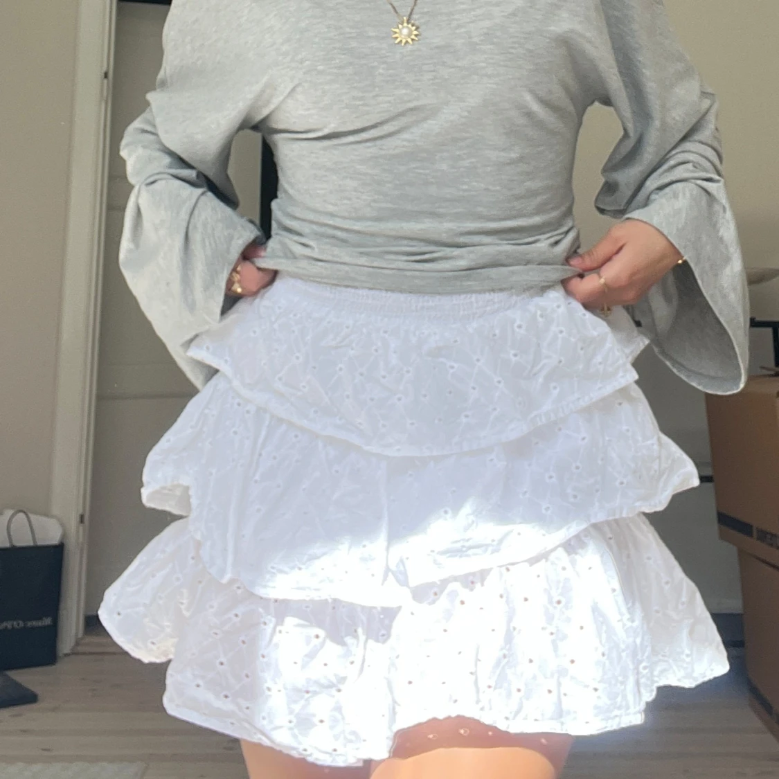 Vit volangkjol med broderade detaljer - 1