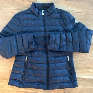 Moncler jacka - Blå moncler  jacka i st 14 år alltså typ en XS. Bra skick 