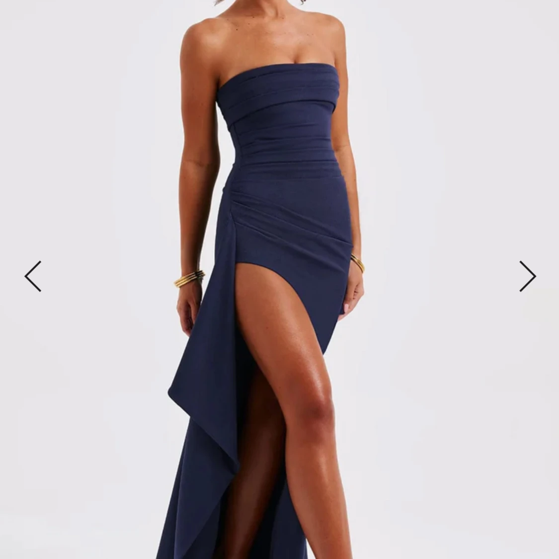 Marinblå axelbandslös balklänning med slits