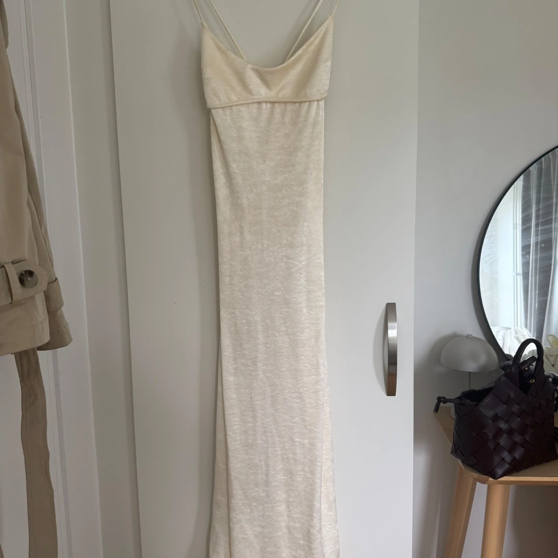 Ljus långklänning med smala axelband