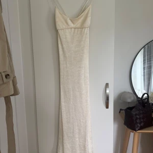 Ljus långklänning med smala axelband - Super fin beige/champagne långklänning från Mango i storlek Xs/S. På grund av att den är något insydd 1cm ryggen hos skräddare finns inte lappen kvar. Annars är den i fint skick och använd två gånger 🩷1200kr ny