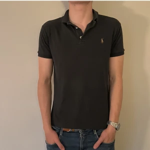 Ralph Lauren Piké - Ralph Lauren pike | Skick: 9/10 - Storlek: S - Nypris: 1400 - Vårt pris: 399 - Skriv för mer frågor och funderingar