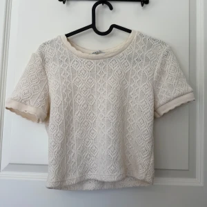 Vit spetsig topp från Zara - Säljer en söt vit topp från Zara , strl s