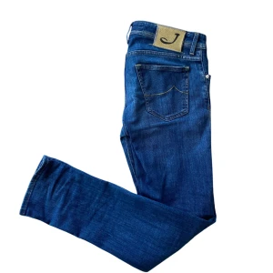 Jacob Cohën Jeans - Jacob Cohën jeans i grymt bra skick 👖 Sparsamt använda. Galet bra skick, med snygg gul hästlapp & läderlogga vid midjan ✨ Storlek 33 – sitter riktigt bra Liknande jeans säljs för upp till 1800 kr till rätt köpare Fler bilder finns vid förfrågan! Pris kan diskuteras vid snabb affär 💬 Tveka inte att skriva!