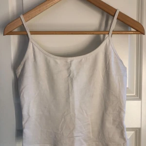 Vit linnetopp  - Säljer en enkel och stilren vit linnetopp från SHEIN i storlek s, men sitter som en xs då den är ganska kort. Toppen har smala axelband och rak halsringning 🤍