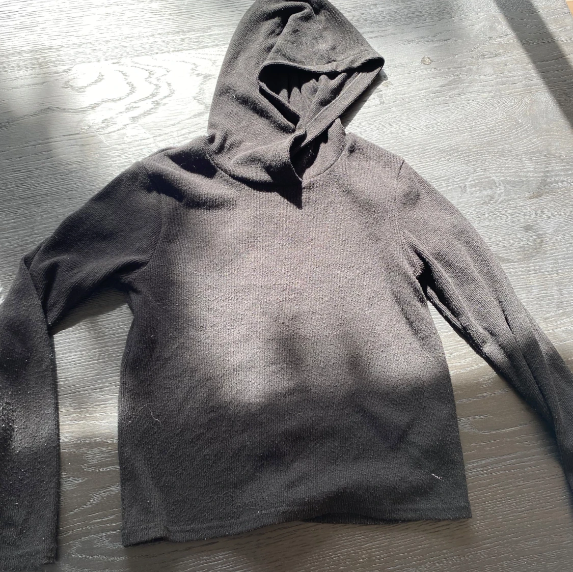 Svart stickad hoodie
