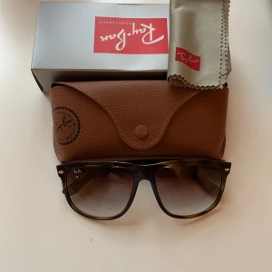 Rayban-boyfreind - Säljer nu dessa stilrena ray-ban boyfreind! Dem är perfekta nu till sommaren! Skicket är nästintill som nytt men finns någon liten repa som man inte märker av, kom dm för att se bild! Storlek är one size! Ny pris 2200kr!! Kvitto finns!
