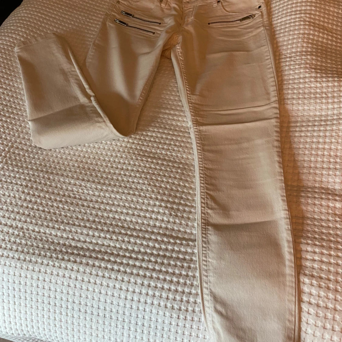 Beiga byxor från Zoul Edition med dragkedjedetaljer