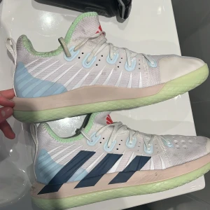 Adidas Inneskor  - Ett par skor som går att använda för alla innomhus sporter.KÖPTA FÖR 1700 Använda sparsamt. Riktigt snygga och sköna,sitter bra på föterna. 