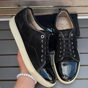 Lanvin - Säljer dessa galet feta lanvins! Svarta med glans. Uk10 vilket motsvarar 43-44! Skick 9/10! Dunder skick!! Dustbag ingår. Hör av dig vid minsta lilla fundering🤩