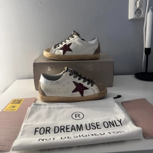 Golden goose skor - Säljer mina golden goose skor i fint skick. Använda endast en månad, jättesköna skor som gör hela outfiten!❤️