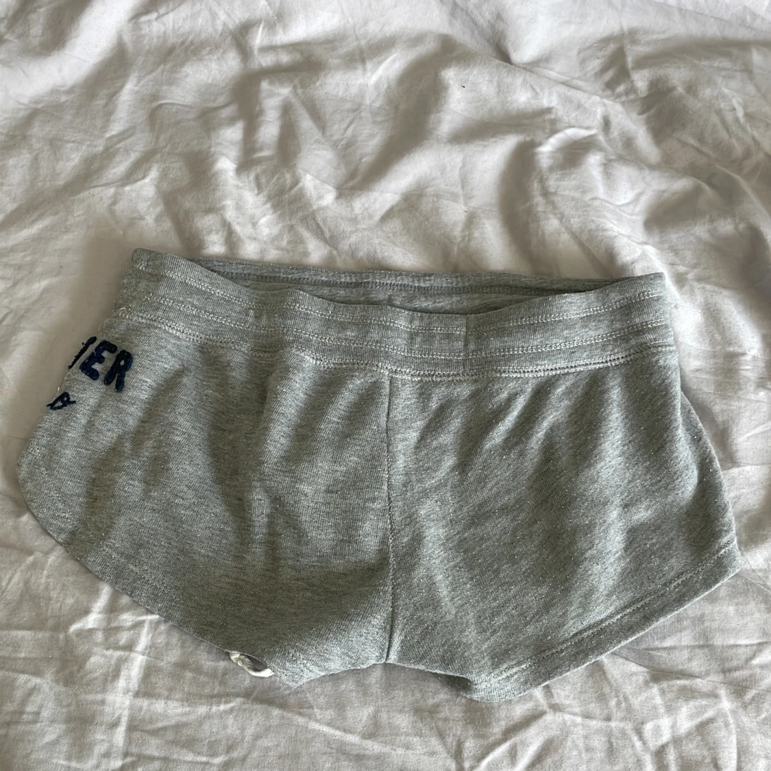 Grå mjukisshorts från Hollister - 2