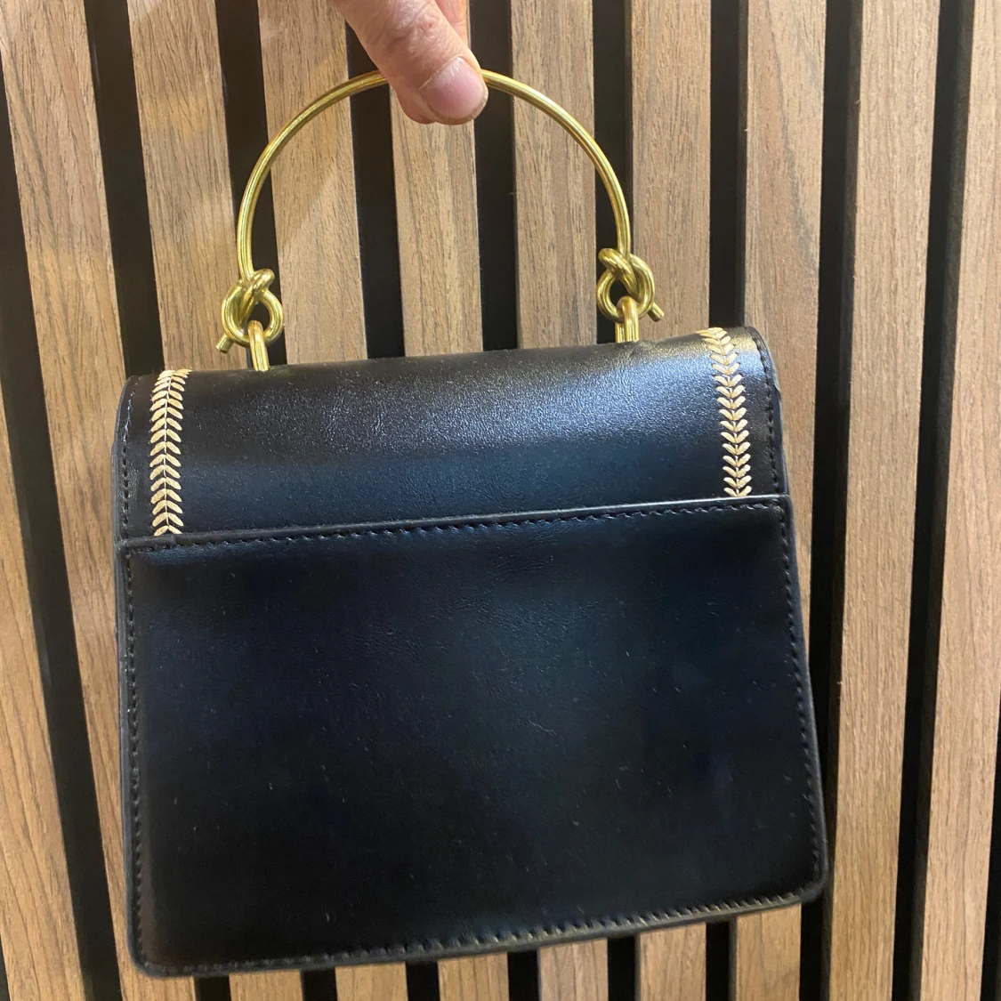 Svart och vit handväska med gulddetaljer - 1