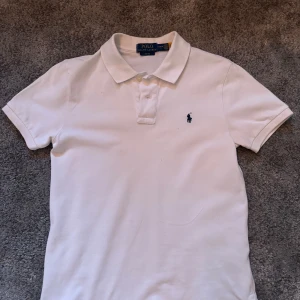 Vit pikétröja från Polo Ralph Lauren - Innan frakten tvättas piken!