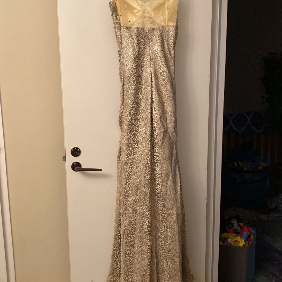 Glittrig långklänning med pärldetaljer som är en festlig klänning - 1