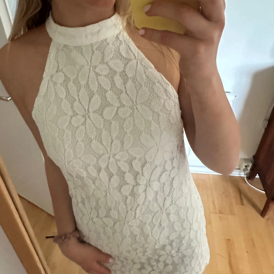 Vit spetsklänning med halter neck - 4