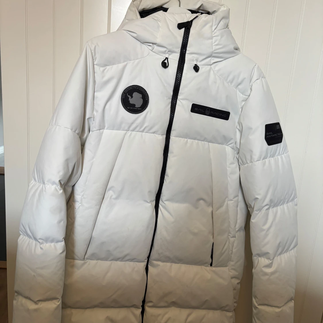 Vit dunjacka från Sail Racing