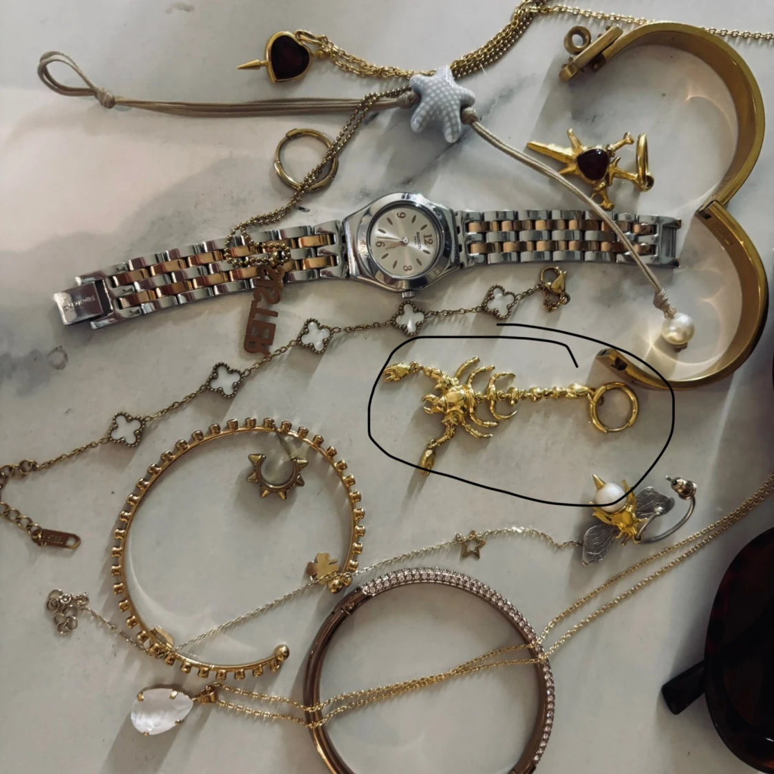 Guldpläterat örhänge i form av skorpion från Maria nilsdotter. Jätte fint till sommaren om man gillar lite mer chuncky. Använt ca 2 gnr pga inte min stil❤️Nilsdotter