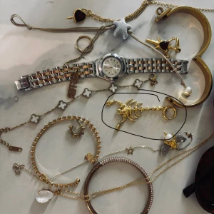 Guldpläterat örhänge i form av skorpion från Maria nilsdotter. Jätte fint till sommaren om man gillar lite mer chuncky. Använt ca 2 gnr pga inte min stil❤️Nilsdotter - Box INGÅR Unikt örhänge i guld från Maria Nilsdotter, formad som Scorpion. Jätte fint till sommaren om man gillar lite mer chuncky. Använt ca 2 gnr pga inte min stil❤️( säljs inte länge svår att få tag på).