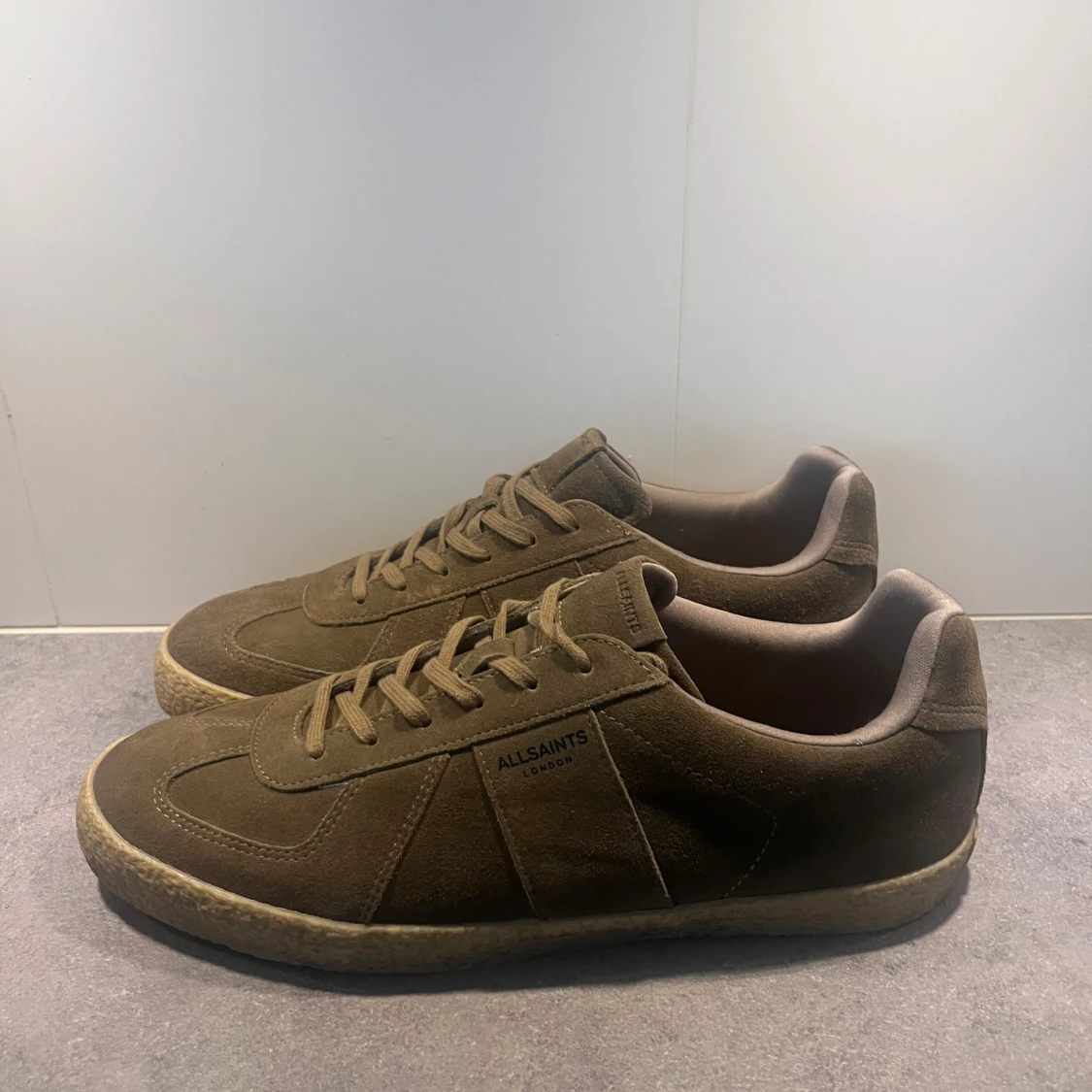 Olivgröna sneakers från AllSaints - 1