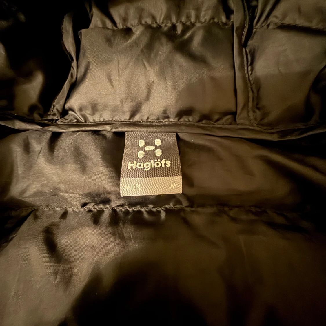 Svart pufferjacka från Haglöfs med huva - 1