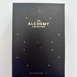 The Alchemy Collection Eau de Parfum Set från Rituals - Lyxig parfymkollektion från Rituals, The Alchemy Collection. Innehåller två dofter: Ag (rhum, jasmin, tonkaböna) och Au (kardemumma, apelsinblom, vanilj). Snygg svart förpackning med guldtext och dekorativa detaljer.